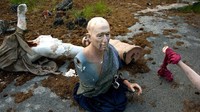 Salah satu patung yang jadi ikon di Taman Hiburan Camelot kini pun sudah tak terawat. Potongan patung itu rusak dan dibiarkan terbengkalai di tanah. (Foto: dok. BBC)