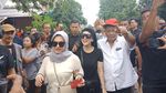 Didampingi Hotman, Syahrini Bicara Soal Foto di Bahu Jalan Tol