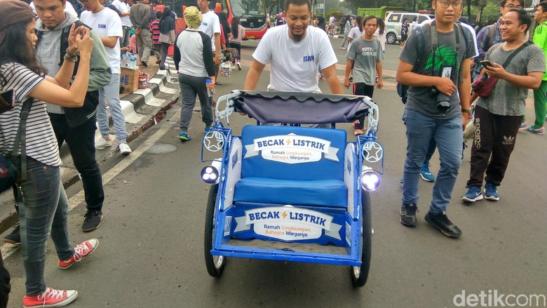 Putra Amien Rais Pamerkan Becak Listrik Rp 15 Juta ke Anies Putra Amien Rais Pamerkan Becak Listrik Rp 15 Juta ke Anies