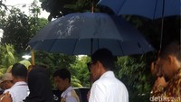 Acara ini juga dihadiri Wagub DKI Jakarta Sandiaga Uno. Ia datang sambil memegang payung lantaran cuaca di sekitar lokasi hujan. (Foto: Zunita Amalia Putri/detikcom)