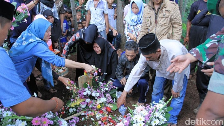Pemakaman Pratu Randi Korban Tank, Ibunda: Jangan Tinggalkan Mama Pemakaman Pratu Randi Korban Tank, Ibunda: Jangan Tinggalkan Mama