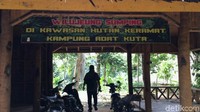 Konon, tidak boleh memakai baju serba hitam itu karena penunggu di sana berwujud hitam-hitam. Lokasi ini hanya boleh masuk pada Senin dan hari Jumat mulai pukul 08.00 (Dadang/detikTravel)