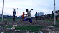Mereka bermain sepakbola di pinggir sungai tersebut setiap sore.