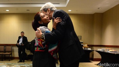 Potret Kehangatan Menteri Susi dan John Kerry