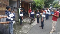 Saat korban berjalan ke arah lemari es, pelaku membekap dari belakang hingga korban terjatuh lalu menusuk korban beberapa kali menggunakan pisau yang disimpan di celana. (Foto: Angling Adhitya Purbaya/detikcom)