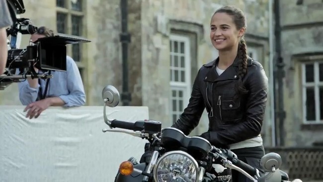Alicia Vikander juga beradegan mengendarai motor. Bedanya Alicia Vikander mengenakan jaket kulit hitam dengan rambut dikepang. Foto: imbd