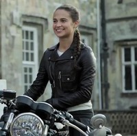 Alicia Vikander juga beradegan mengendarai motor. Bedanya Alicia Vikander mengenakan jaket kulit hitam dengan rambut dikepang. Foto: imbd