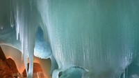 Stalagtit dan stalagmit gua di dalamnya dilapisi oleh es yang tebal. Bahkan, ada juga sungai yang membeku. Suasananya memang sangat gelap, dingin dan lembab (eisriesenwelt.at)
