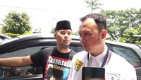 Dari Polres Jaksel, Ahmad Dhani dibawa ke kantor Kejari Jaksel. Dia datang dengan pengamanan polisi bersenjata.