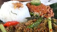 Mencicip nasi dengan paduan plecing dan beberapa lauk lain khas Lombok. Makan siang Kalina terlihat sangat sedap. Duh, ngiler! Foto: Instagram @kalinaocktarany