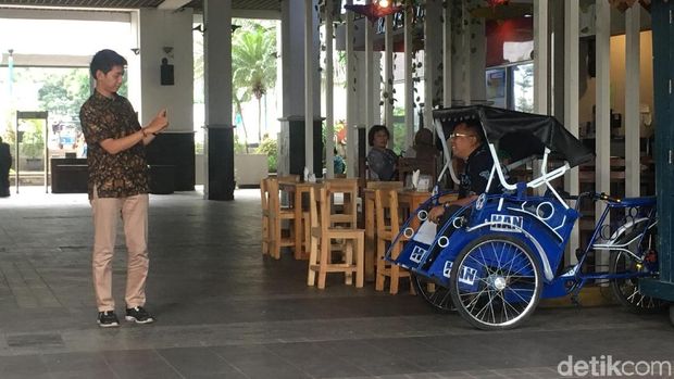 Becak listrik dari putra Amien Rais yang dipajang di Balai Kota Jakarta, Senin (12/3/2018)