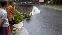 Kepala Pelaksana BPBD Kabupaten Karanganyar dan timnya sudah berada di lokasi melakukan penanganan.