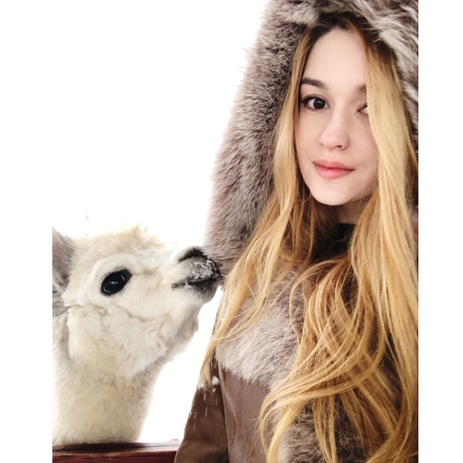  Wanita berusia 22 tahun ini juga kerap kali disebut sebagai Volleyball Barbie karena kemiripannya dengan boneka Barbie. (Foto: Instagram/Alisa Manyonok)