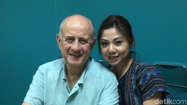 36 Tahun Jadi Diplomat, Eks Dubes Yunani Georgios Veis Jatuh Cinta pada Puisi (Saat berkunjung ke kantor detikcom bersama istrinya Clara Zondag yang juga pelukis)