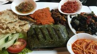 Nasi bakar yang disajikan dengan ayam penyet dan aneka sambal serta rempeyek kacang jadi sajian makan siang enak di salah satu restoran hotel berbintang 5. Foto: Instagram @kalinaocktarany
