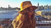 Mina juga terlihat kerap bepergian ke berbagai negara dalam foto-foto Instagramnya. Seperti dalam foto ini yang diambil saat Mina berada di Whyte Hotel Rooftop Bar di New York, Amerika Serikat (AS), sekitar tiga tahun lalu. Foto: Instagram/@minabasaran