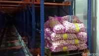Izin dalam surat masuk bibit bawang putih tersebut kata Veri seharusnya berlaku untuk tanam, namun dirinya menemuka jenis bibit bawang putih ini dijual di Pasar Kramat Jati secara umum.  