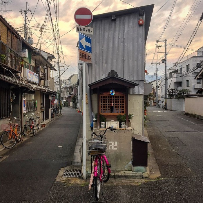 Jepang merupakan negara padat penduduk, tempat tinggal warganya jarang ada yang besar. Berikut ini beberapa bangunan mungil di Jepang yang menggemaskan.