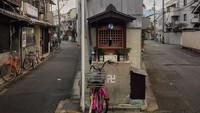 Tempat pemujaan (shrine) di salah satu sudut kota. Perhatikan ada CD ditempel di tengah-tengah, katanya untuk mengusir gagak. Istimewa/Instagram/kyotojournal.