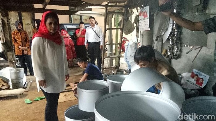Puti Terkesan Keuletan Perajin Alat Dapur yang Eksis Sejak 1970-an