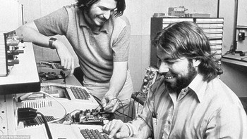 Tahun 1976, Wozniak menciptakan komputer yang membuatnya terkenal di kemudian hari, yaitu Apple 1. Ya, komputer pertama dalam sejarah Apple secara teknis adalah murni buatan Woz, dijual seharga USD 666,6 kala itu. Foto: Phone Arena