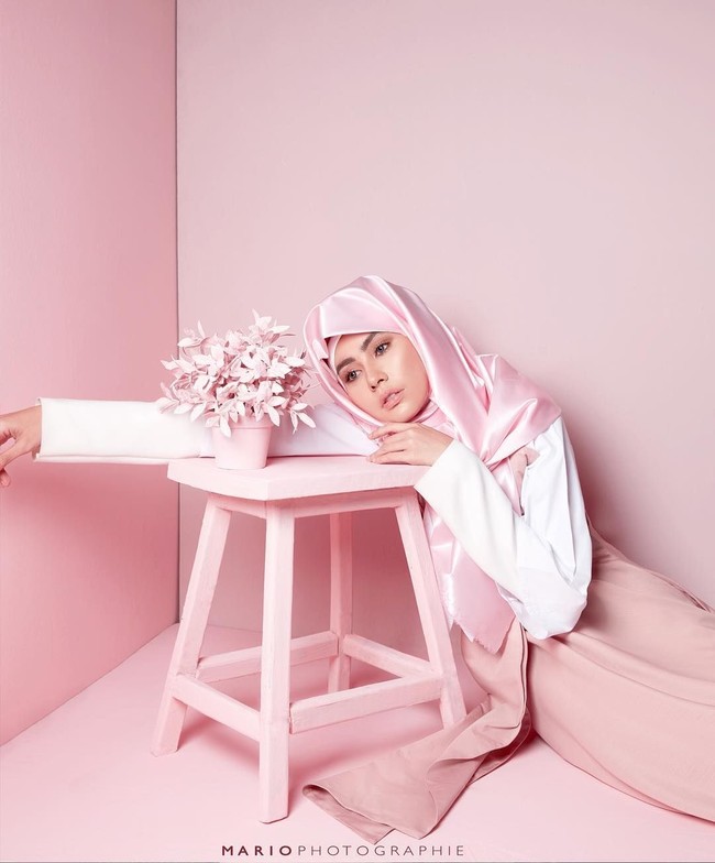 Salah satu gaya hijabnya pernah menjadi kontroversi, yaitu saat ia melakukan pemotretan dengan Mario Photography. Ia memakai hijab satin berwarna pink millenial dengan gaya yang tak biasa. Foto: Mario Photography