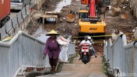 Aksi ini sangat membahayakan pejalan kaki.