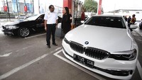 BMW 520i Luxury yang baru diluncurkan termasuk dalam rangkaian kegiatan untuk menempuh perjalanan hingga lebih dari 900 km. All-new BMW Seri 5 merupakan sedan bisnis premium paling sukses di dunia yang tawarkan pengalaman berkendara dinamis dengan kombinasi sistem bantuan paling inovatif. Pool/BMW.