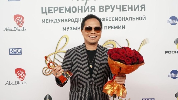Bangga! Sandhy Sondoro Raih Penghargaan Musik di Moskow