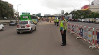 Petugas dari kepolisian dan Dinas Perhubungan DKI Jakarta sudah berada di lokasi untuk mengatur lalu lintas (Foto: Samsdhuha Wildansyah/detikcom).
