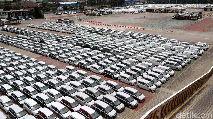 Penjualan Domestik Kendaraan Komersial Naik

Sejumlah mobil terparkir di Car Port Pelabuhan Tanjung Priok, Jakarta Utara, Senin (12/3/2018). Gabungan Industri Kendaraan Bermotor Indonesia (Gaikindo) menyatakan bahwa penjualan domestik kendaraan komersial sampai pada 2017, 235.307 unit terbagi di antaranya truk naik 45%, pickup naik 6 persen, dan double cabin naik 46 persen. Grandyos Zafna/detikcom