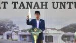 Potret Jokowi Bagi Sertifikat yang Disebut Amien Rais Ngibul