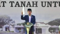 Presiden Joko Widodo rutin membagikan sertifikat tanah di berbagai daerah di Indonesia. Sesi pembagian sertifikat pun biasanya diselingi kuis dan bagi-bagi sepeda (Foto: Rusman - Biro Pers Setpres)
