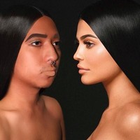 Tak hanya itu, pria yang memiliki kumis tipis ini juga mengubah wajahnya jadi Kim Kardashian saat sesi pemotretan denga Kylie Jenner. Ia pun membubuhinya dengan keterangan foto yang kocak. Foto: Instagram