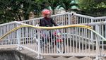 Aksi Nekat Pemotor Lintasi JPO