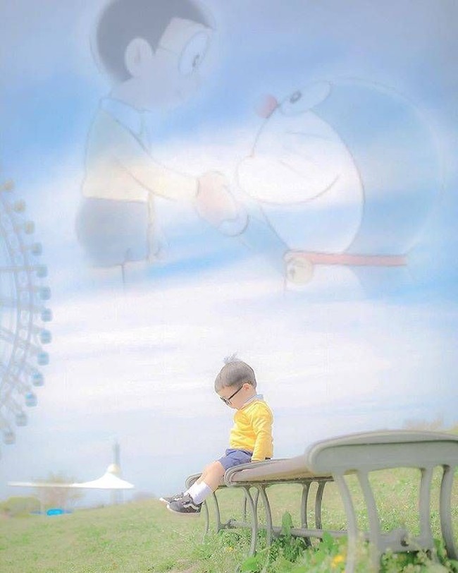 Masahiro didandani mirip seperti Nobita. Ia memakai sweater kuning dan celana pendek biru, lengkap dengan kacamata bundar khasnya. Ini Masahiro sedang berpose ala Nobita lagi kangen Doraemon. (Foto: Instagram/Isigoya)