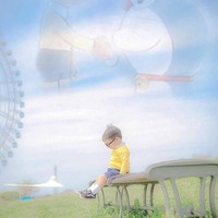 Masahiro didandani mirip seperti Nobita. Ia memakai sweater kuning dan celana pendek biru, lengkap dengan kacamata bundar khasnya. Ini Masahiro sedang berpose ala Nobita lagi kangen Doraemon. (Foto: Instagram/Isigoya)