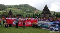 Selain touring, KTCI juga melakukan bersih-bersih di kawasan wisata di Candi Arjuna Dieng. Alat kebersihan lain seperti tong sampah, sapu dan lain-lain juga diserahkan KTCI pada pengelola kawasan Dieng. Foto: KTCI