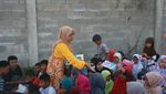 Foto: Tanpa Gaji, Maulidar Sudah 7 Tahun Mengajar Anak Pemulung Aceh
