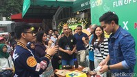 Dengan semangat, Kaesang mempersiapkan diri untuk membuat martabak topping pokki, menu terbaru milik sang kakak. Foto: detikfood
