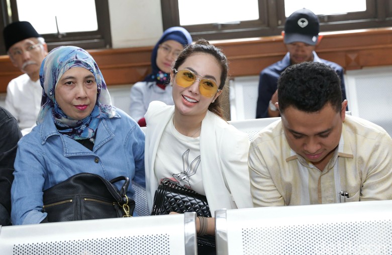 Cinta Ratu Terima Cerai dari Roby Geisha, Masih Bantah soal Klenik Cinta Ratu Terima Cerai dari Roby Geisha, Masih Bantah soal Klenik