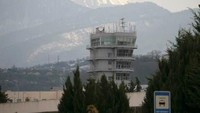 Pesawat yang dibajak itu disebut sebagai pesawat jenis Boeing 737-800 milik maskapai Turki, Pegasus Airlines, yang terbang dari Kharkiv di Ukraina menuju Istanbul di Turki. Disebutkan Kondrashov dalam dokumenter itu bahwa salah satu penumpang pesawat itu dilaporkan membawa bom dan pesawat diminta mengalihkan penerbangan ke Sochi, Rusia. (Foto: REUTERS/Maxim Shemetov)
