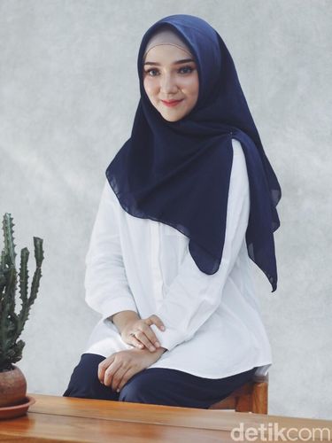 Bahan Hijab Yang Tegak Di Dahi