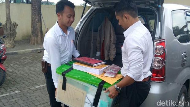Penyidik Polres Boyolali melakukan pelimpahan tahap dua kasus Pungli Kades Teras ke Kejari.