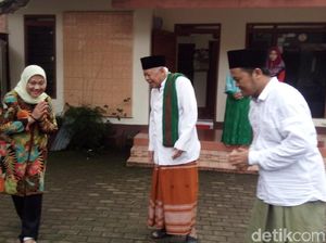 Ke Rumah Kiai, Cawagub Ida Fauziyah Disuguhi Durian dan Bakso