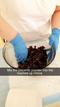 Hii..! Wanita Ini Membuat Cokelat dari Plasentanya Sendiri!