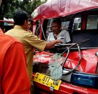Kecelakaan Beruntun di Jombang, Sopir Angkot Terjepit