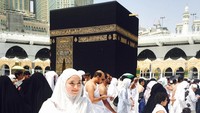 Saat Radiah beribadah ke Tanah Suci Makkah (radiahsarip/Instagram)