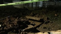 Kebocoran gas ini terjadi pada pukul 19.50 WIB, Senin (12/3). Polisi menyebut kebocoran pipa gas milik PGN ini karena pengeboran fondasi proyek LRT. Sekretaris PGN Rachmat Hutama mengatakan pipa gas bumi milik PGN di lokasi tersebut sudah melalui tes pit dan PCM. Dia menyebut peristiwa serupa pernah terjadi saat pipa gas PGN terkena proyek LRT. (Foto: Nugroho Tri Laksono/detikcom)