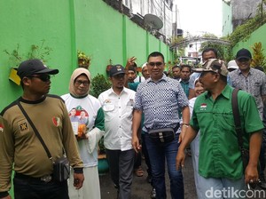 Dicurhati Plengsengan Ambrol, Cawali Ini Blusukan ke Kampung